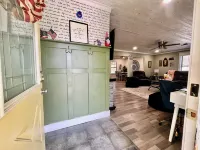 Secluded, acreage,1.5m to dwntn-fishing-paddleboat-nature trail-KING Sleep# Bed