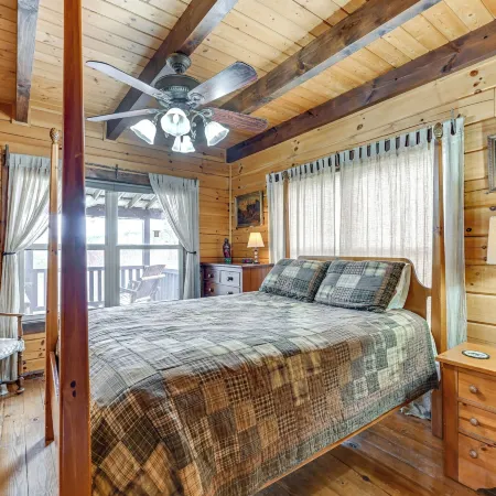 Mtn Views, Yard, and Fire Pit Multi-Level Cabin Ξενοδοχεία στην πόλη Cowee