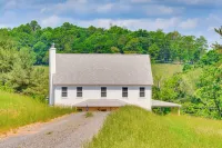 Timeless Hillsville Farmhouse Blue Ridge Parkway! - parking