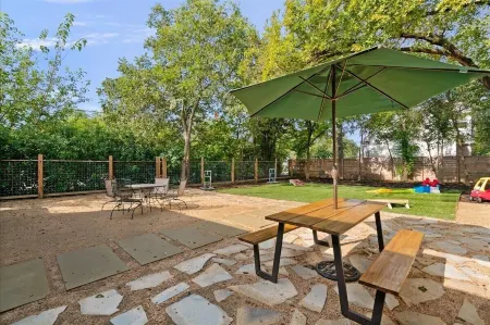 The Leona House~Huge Backyard~Downtown Georgetown Отели в г. Джорджтаун