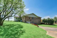 Spacious Mount Pleasant Home w/ Grill & Yard! - Homestays