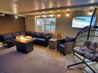 BRAND NEW, COVERED Heated Pool, Baja Ledge, Hot Tub, Large home PS5, WIFI, AC Hotels in Apollo Beach