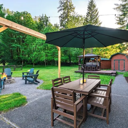 Cozy River Cabin - Sleeps 12 - Hot Tub - EV - Trails & Stevens Pass Nearby
