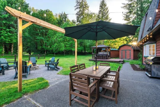 Cozy River Cabin - Sleeps 12 - Hot Tub - EV - Trails & Stevens Pass Nearby