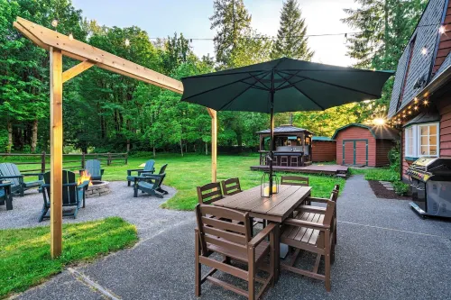 Cozy River Cabin - Sleeps 12 - Hot Tub - EV - Trails & Stevens Pass Nearby