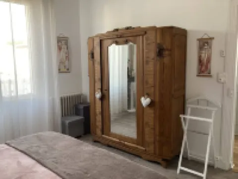 Authentic Charming 2 Bedroom House with Garden near City Center 索容酒店