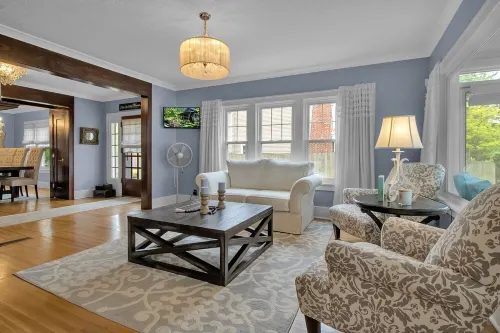 Spacious 7-bedroom house in marvelous Angola on the Lake with AC Hotels in Evans