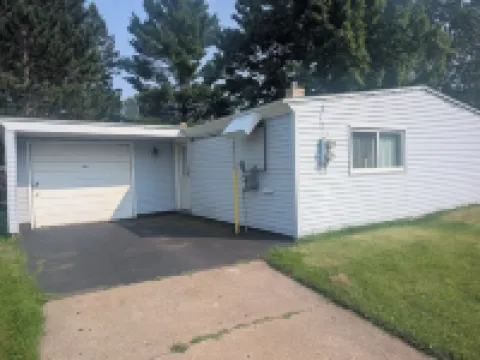 Near the park! 3-bedroom house with wifi and AC