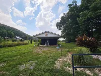 Blueberry Farm Views & Vineyards Nearby Отели рядом с достопримечательностью «Lone Hickory Indoor Arena»