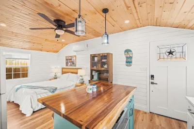 Flip Flop Stop ~ Beach Themed Studio In Tech Terrace ~ Walk to Campus! Hotel in zona Texas Tech University