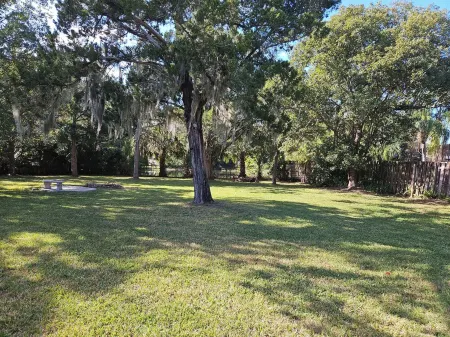 Centrally located  2-bedroom house in pleasant Melbourne / West Melbourne Отели в г. Уэст-Мелборн