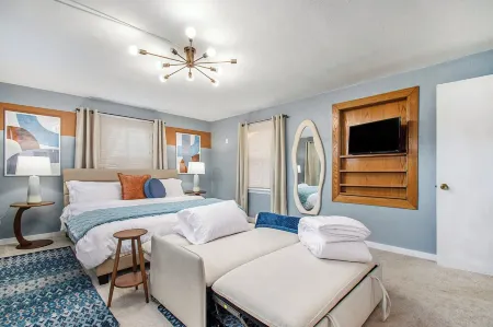 Cozy 4BD Near Downtown & UND - Poker/Games/Firepit