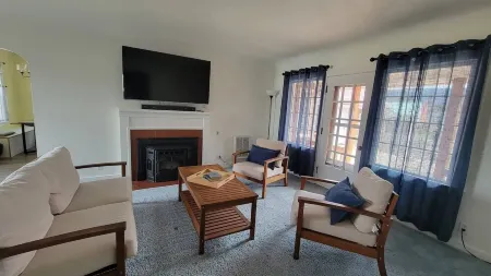 Family-Friendly 3-Bedroom House, Close to Downtown and EOU!