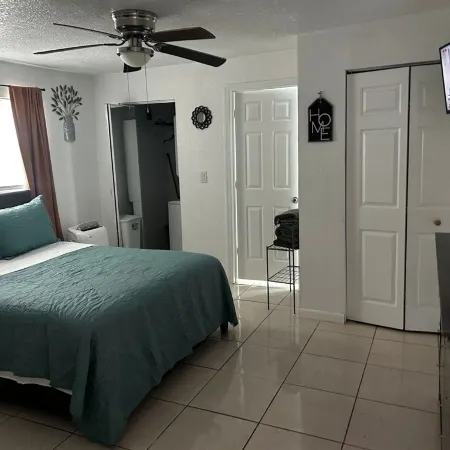 Delightful apartment with AC in sunny Delray Beach