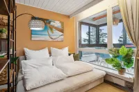 ReMo l 4 Seasons I Lake and Mountain View - 65" Smart TV I Bathtub I Foosball Table Hotels in 