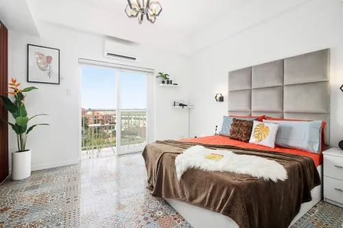 Hyllia by J&J ( Near Airport| Wi-Fi | Netflix )