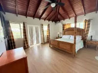 Charming 3-bedroom villa with Pool, WiFi, AC in Long Bay near Sam Lords Castle. Hotels in Belair