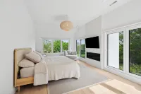 4-bedroom modern beach house in lovely Hampton Bays