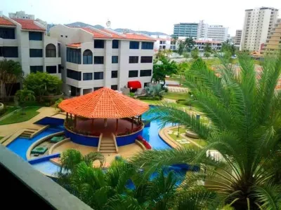 Apartmento Cerca de la Playa con Piscina, Terraza, Wifi y Agua Permanente! فنادق في 