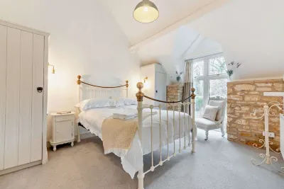 Charming cosy cottage w/babbling brook, in heart of the Cotswolds, w/parking. Hotels near Broadway Nuclear Monitoring Post