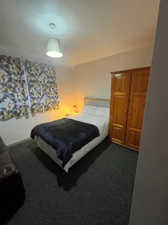 Spacious, Newly Decorated 4bedroom Family House in a quiet residential area Отели в г. Рейнхем