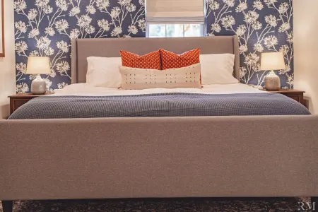 Cozy Getaway: Location, Dogs Stay Free, Fenced Yard, Fishing Pond