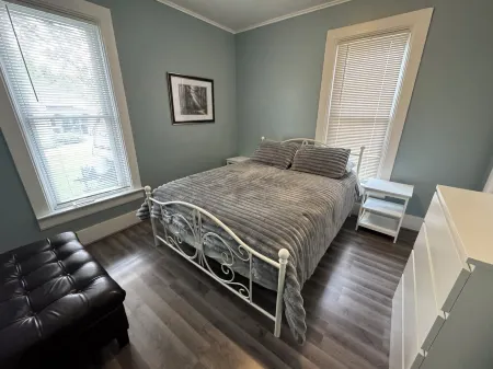 Charming Historic Home with 2 Queen Beds & Backyard in Fulton, IL Отели в г. Фултон