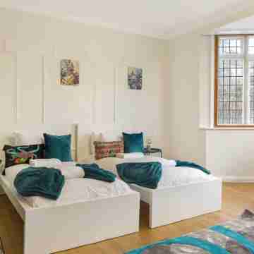 Spacious Home sleeps 14 adults London Rooms