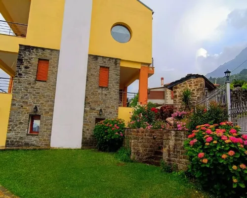 Spacious 3-bedroom apartment with AC, WiFi in marvelous Mantio Hôtels à : Dodone