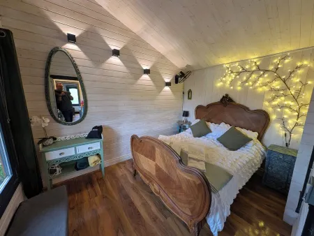 Rural cosy cabin with log burner on the lowlands of the famous Malvern Hills.