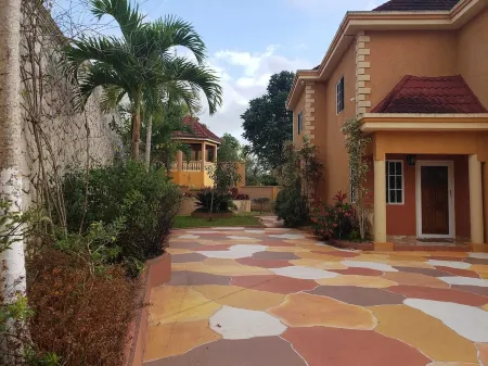 Cheerful 2-3 bedroom in Mandeville Manchester. Отели рядом с достопримечательностью «Caribbean Adventures Jamaica»