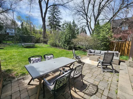 Central Yet Serene Отели рядом с достопримечательностью «Торонто Ботаникал Гарден»