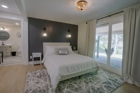 Beautiful 3 bedroom chalet near Keuka Lake Отели в г. Майло