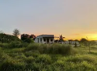 Jala Jala Casita Blanca Tiny House and Farm Stay with Mountain View and Pool