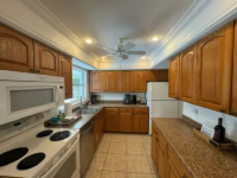 3-bedroom house in fabulous Bradenton with AC, WiFi, Youtube TV, pool and more..