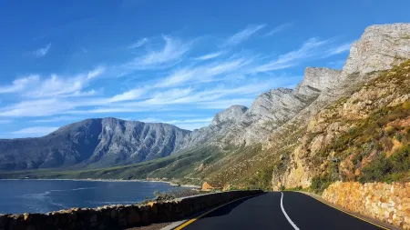 Spacious Riverside Villa with Indoor Braai Отели в г. Гордонс-Бей