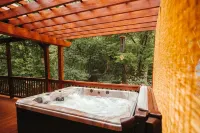 Peaceful Mountain Log Cabin Getaway with Hot Tub!