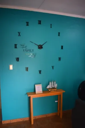 Spacious 4-bedroom house in charming Bon Accord with WiFi. 3 mins from beaches Отели в г. Bon Accord