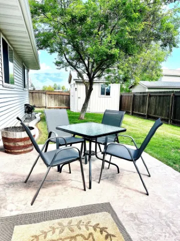 Stay between Glacier and Whitefish-cozy stylish