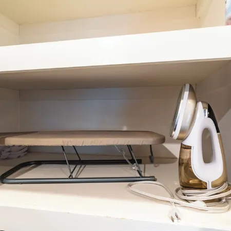 Charming 2-Bedroom apartment / 10-min walk to the Beach / Parking Stall / AC