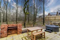 Padley; woodland lodge for 2-4 with hot tub, BBQ, near Alton Towers.