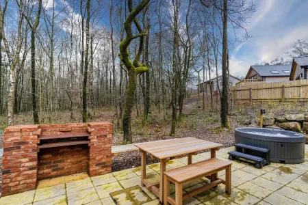 Padley; woodland lodge for 2-4 with hot tub, BBQ, near Alton Towers.