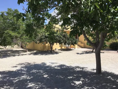 House with large garden - 2 min from the beach! فنادق في توري لابيلو