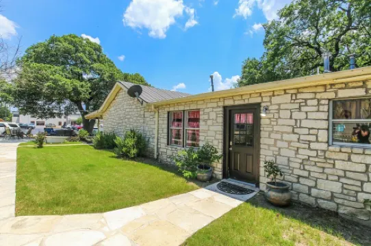 Charming 2-bedroom cottage with AC, WiFi in Marble Falls