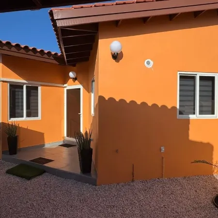 Charming 1-bedroom apartment in quaint Noord with WiFi, AC centralized .