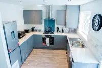 Cosy 3 Bedroom House Set In Manchester Free wifi & private parking Hotels in Leigh