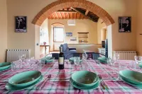 Villa Bella Lisa in Chianti with Pool+Jacuzzi! Hotels in Cavriglia