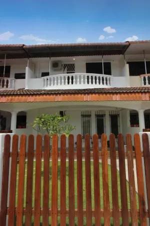 Tung's Tropika - with a wooden hut by a lake Отели рядом с достопримечательностью «Masjid Jamek Changkat Larang»