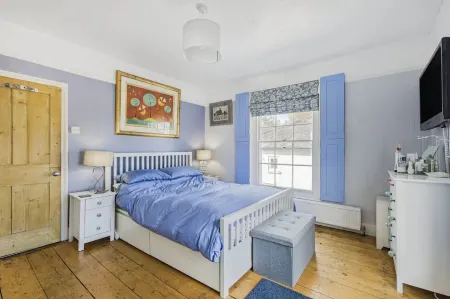 Georgian 4 bed historic house,100m City Centre w/ garden & free private parking