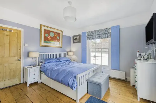 Georgian 4 bed historic house,100m City Centre w/ garden & free private parking